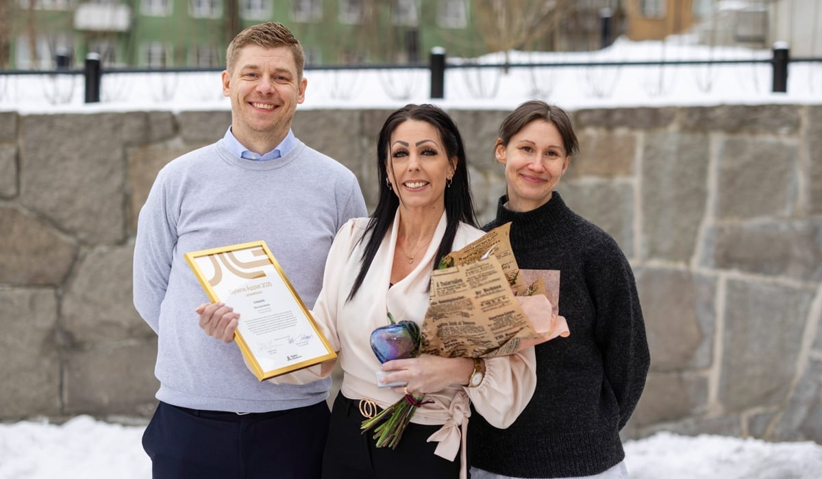 Marcella Mattei som tar emot ledarskapspriset 2026 tillsammans med Jani Sundqvist, förvaltningschef och Marika Eriksson, Enhetschef VO Syd, Söder