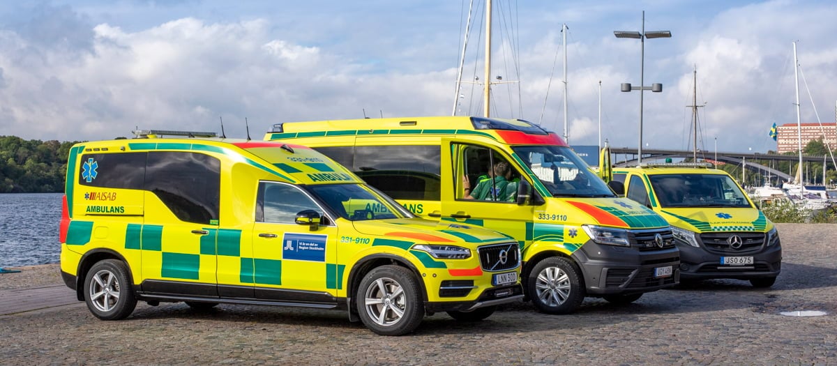 Tre ambulanser står vid strandkant