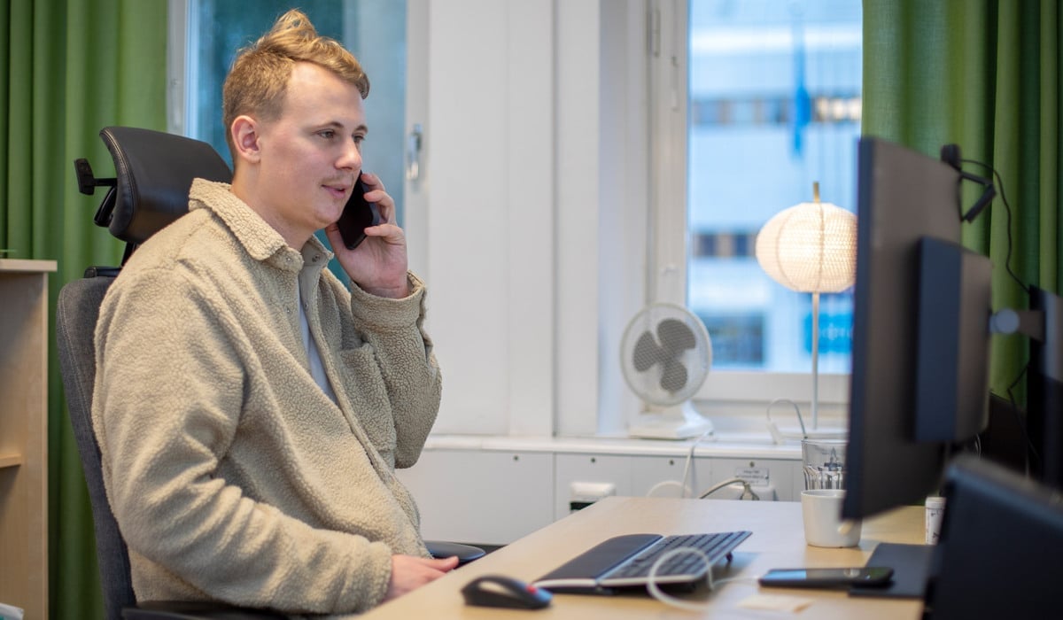 Medarbetare som pratar i telefon