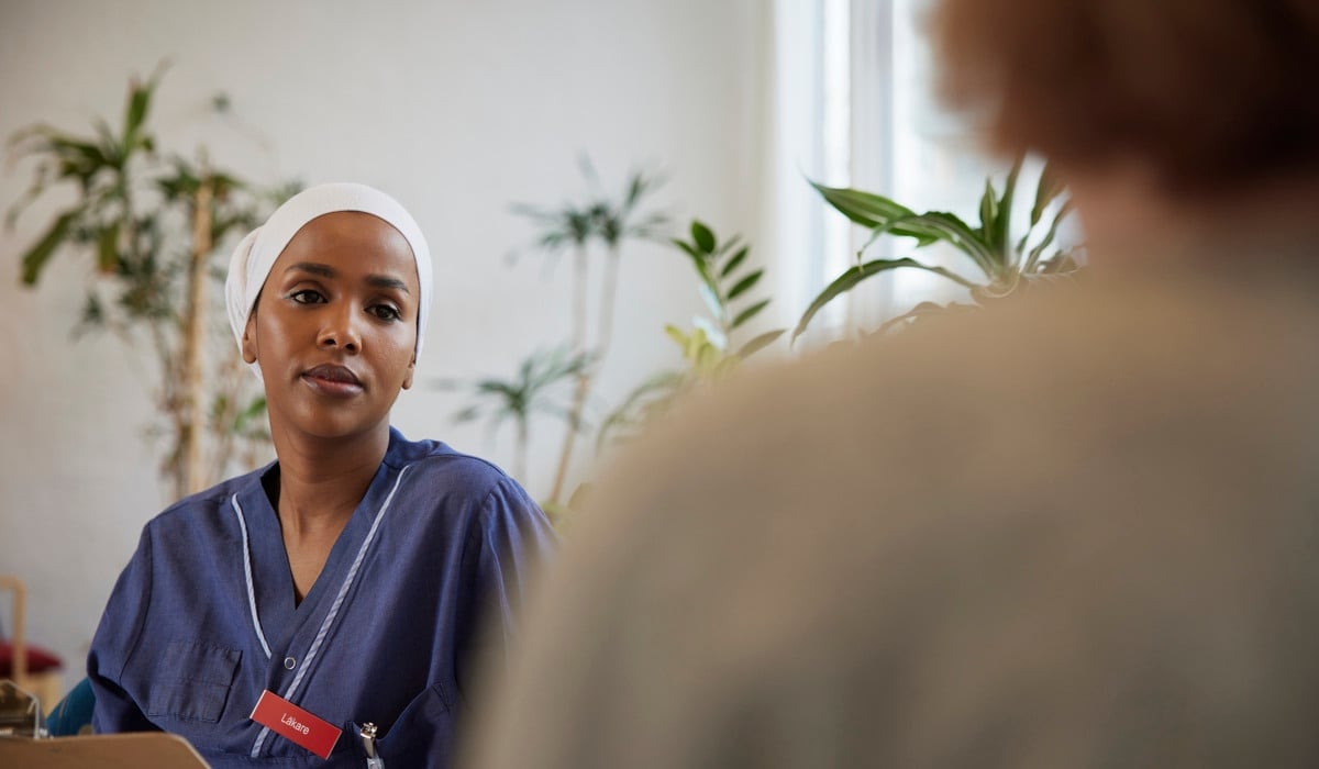 Läkare pratar med patient