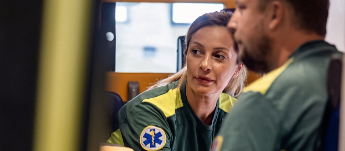 Ambulanspersonal arbetar i en ambulans.
