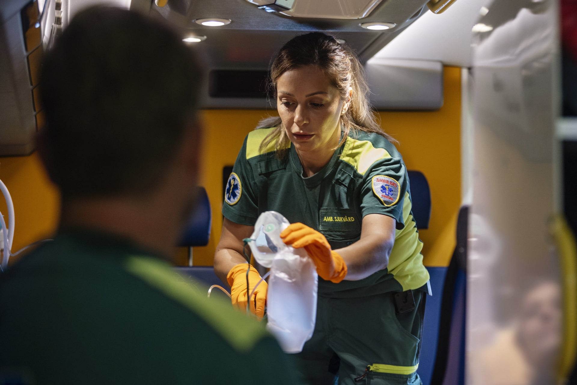 Två personer som arbetar i en ambulans