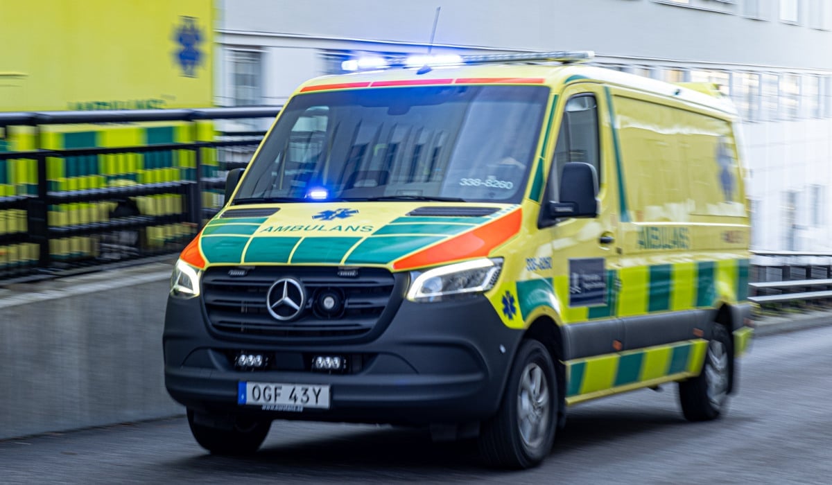 En ambulans kör på en ambulansuppfart.