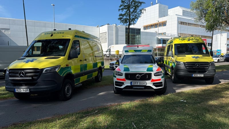 Tre ambulanser står på rad utomhus.