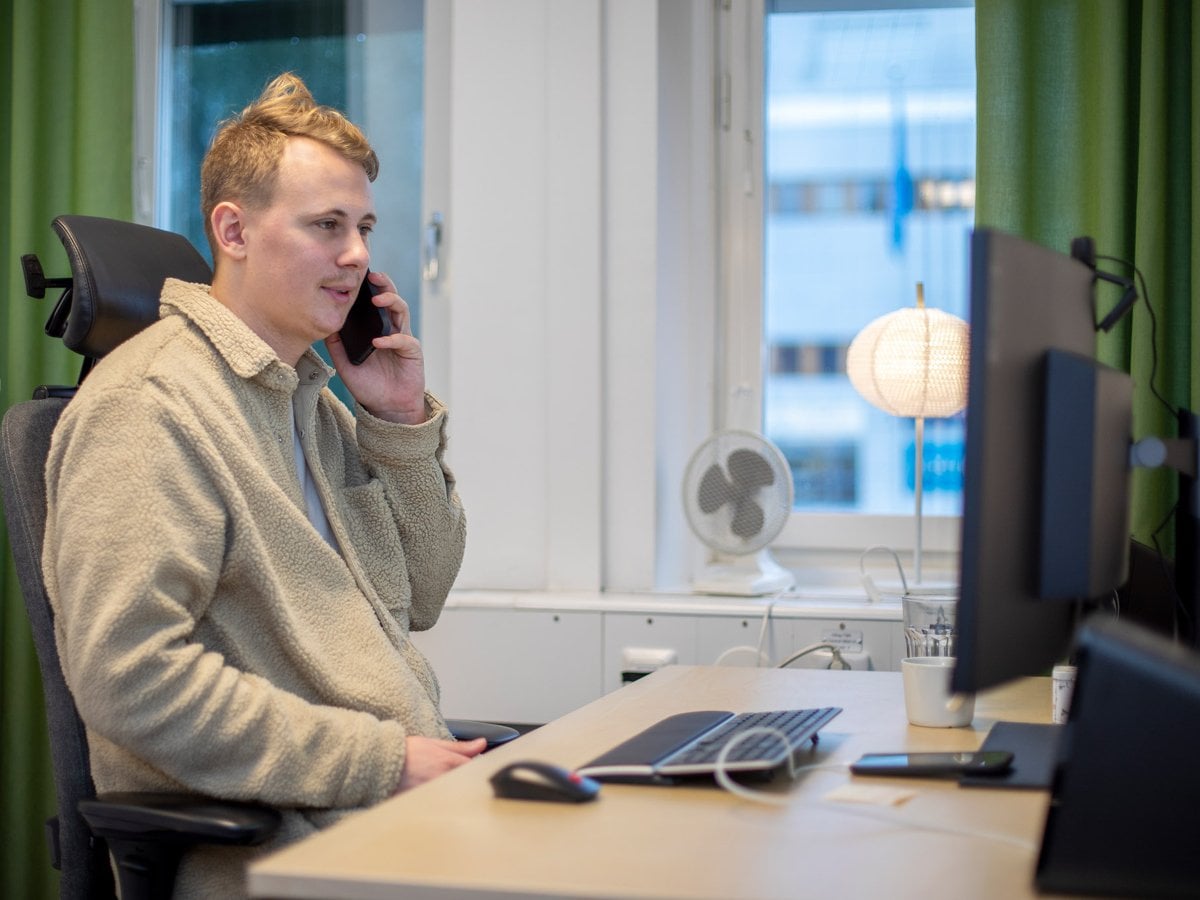 Medarbetare som pratar i telefon