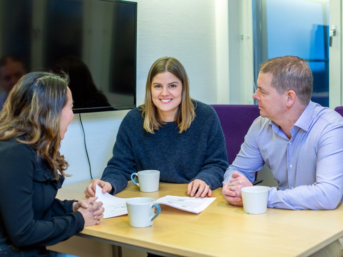 Medarbetare möts på huvudkontoret
