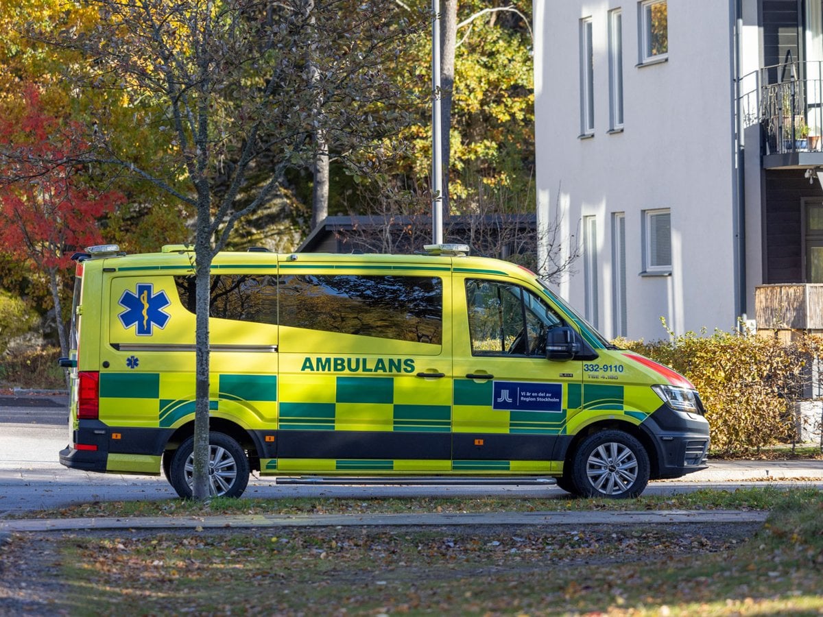 Ambulans som kör på en gata.
