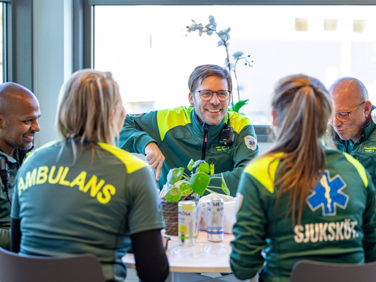 Glada medarbetare som sitter och äter lunch