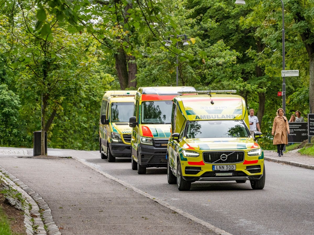 Tre ambulanser i rad som kör på en gata