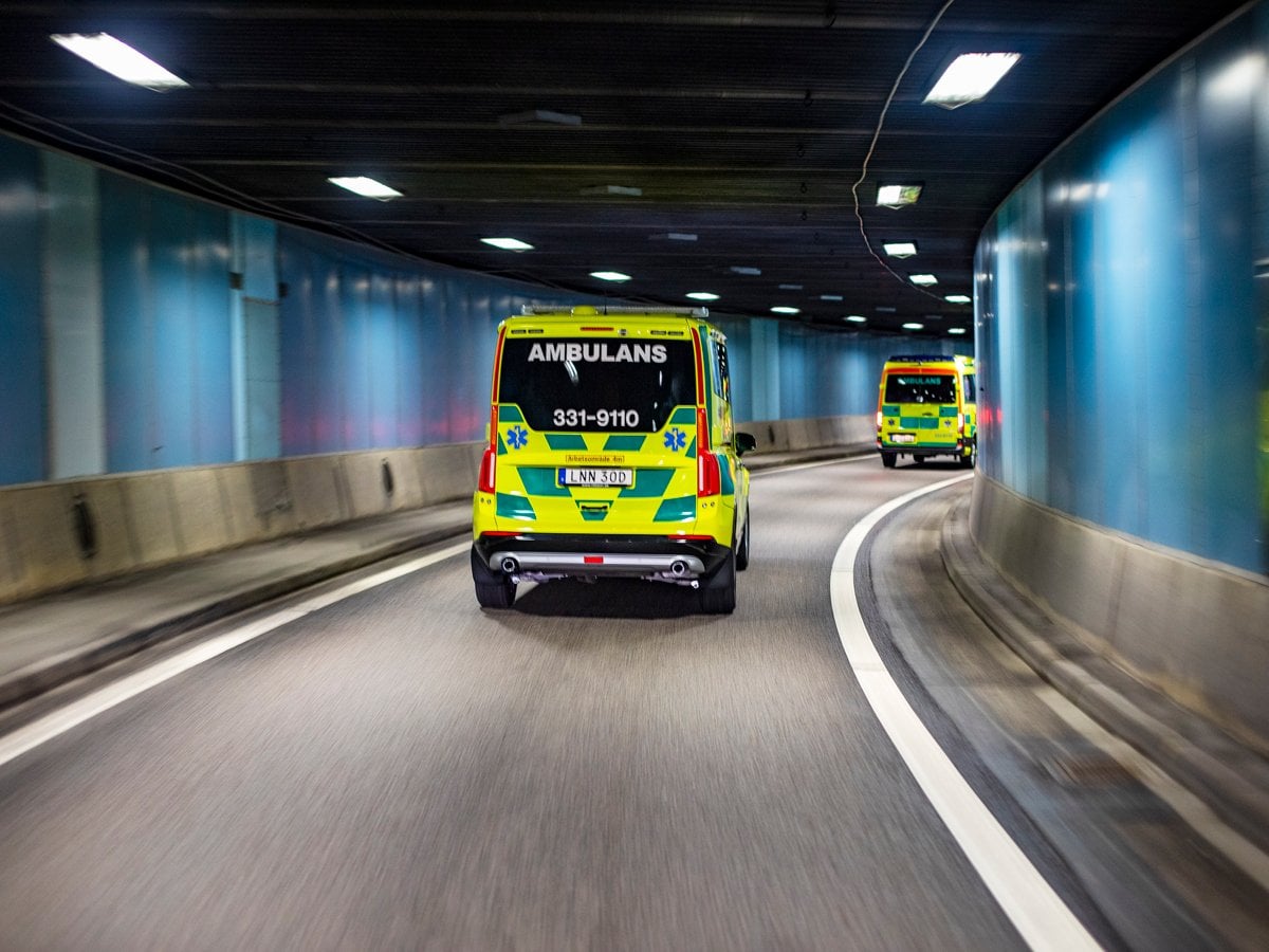 Några ambulanser som kör ner i en tunnel.