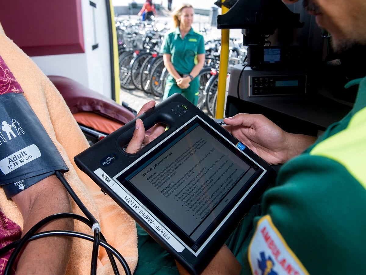 Medarbetare i ambulans skriver i patientjournal