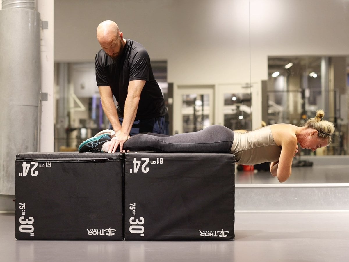 Jobbsökande som utför ett fystest med stöd av instruktör