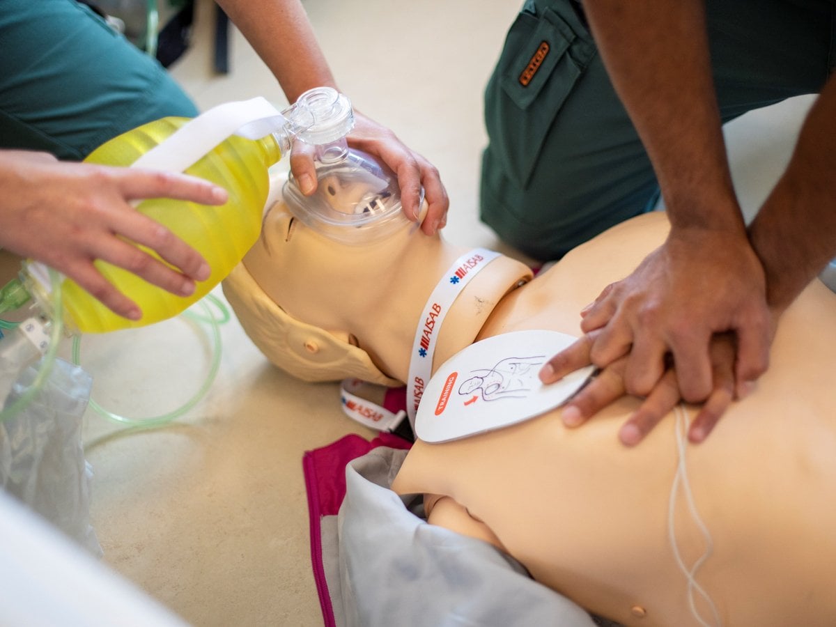 Medarbetare tränar på A-HLR på en docka
