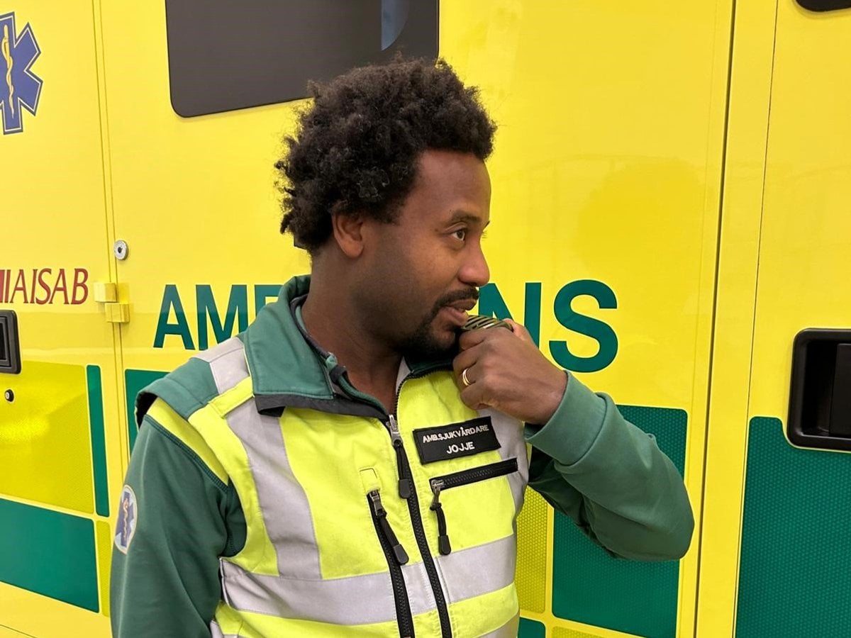 Ambulansmedarbetare pratar i Rakel