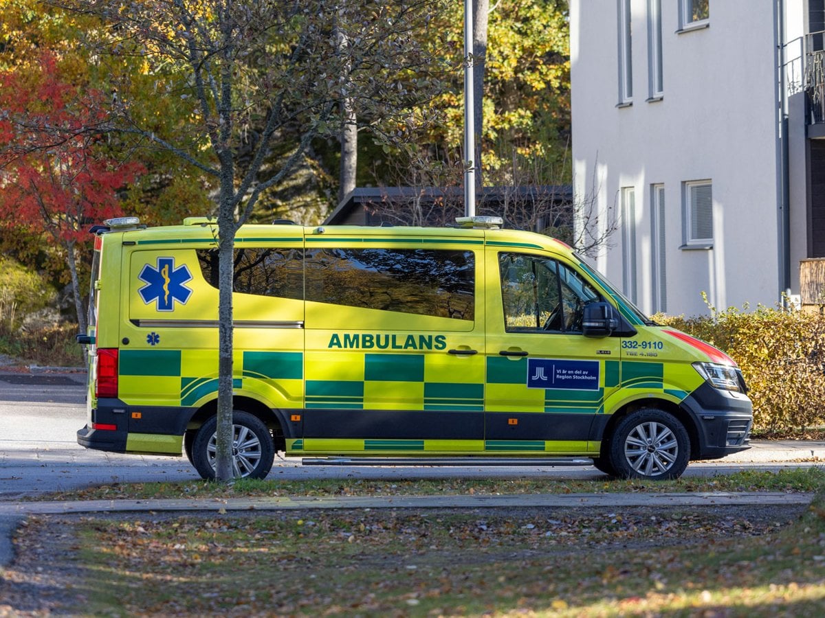 Ambulans som kör på en gata.