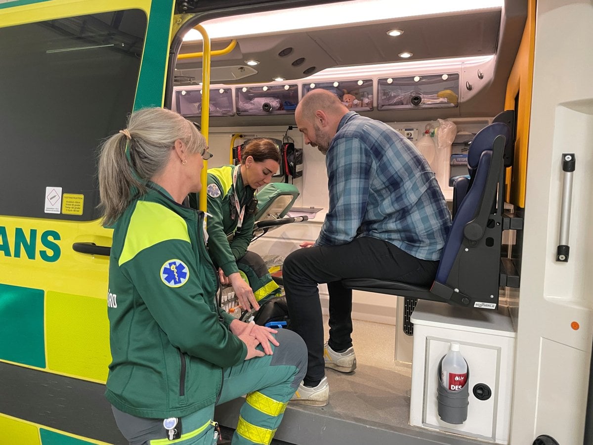 En person är på studiebesök i ambulansen
