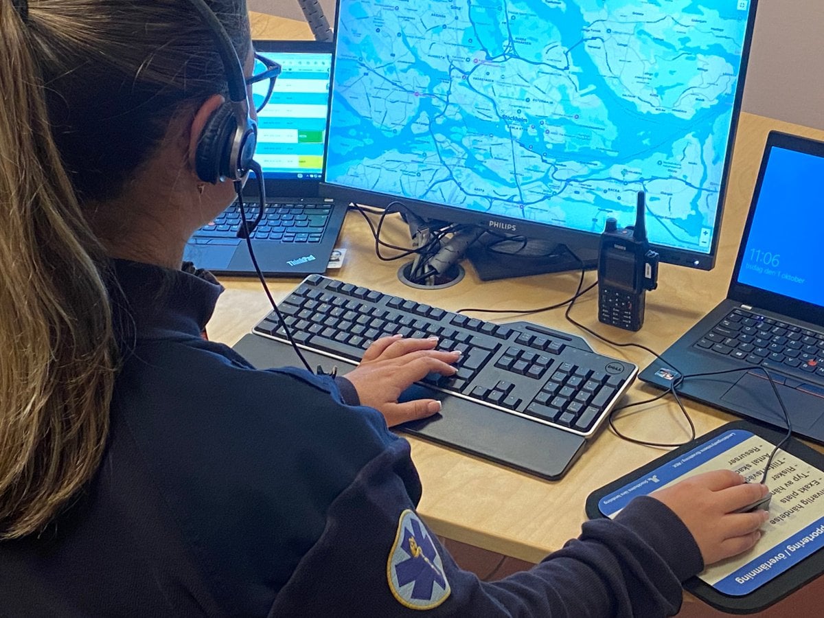 Medarbetare med headset som tar emot larmsamtal