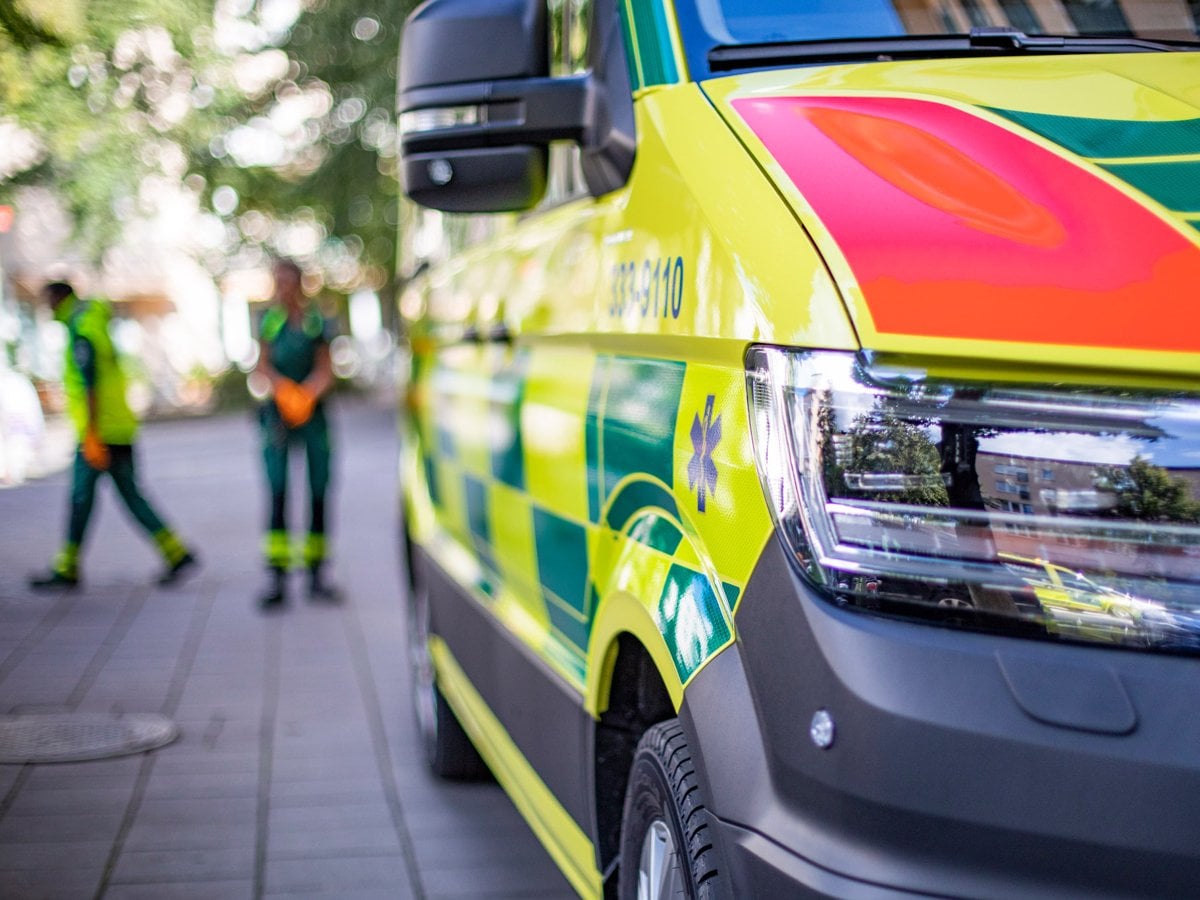 Närbild på ambulans från sidan